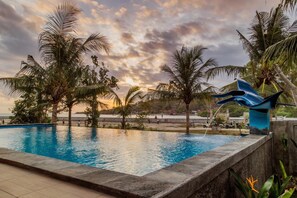 Outdoor pool, sun loungers - Sea Bridge Villa Ceningan (Ceningan Island)