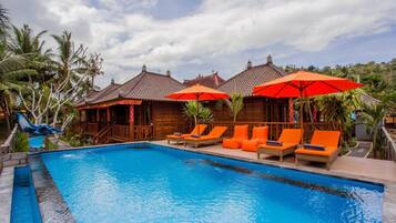 Outdoor pool, pool loungers
