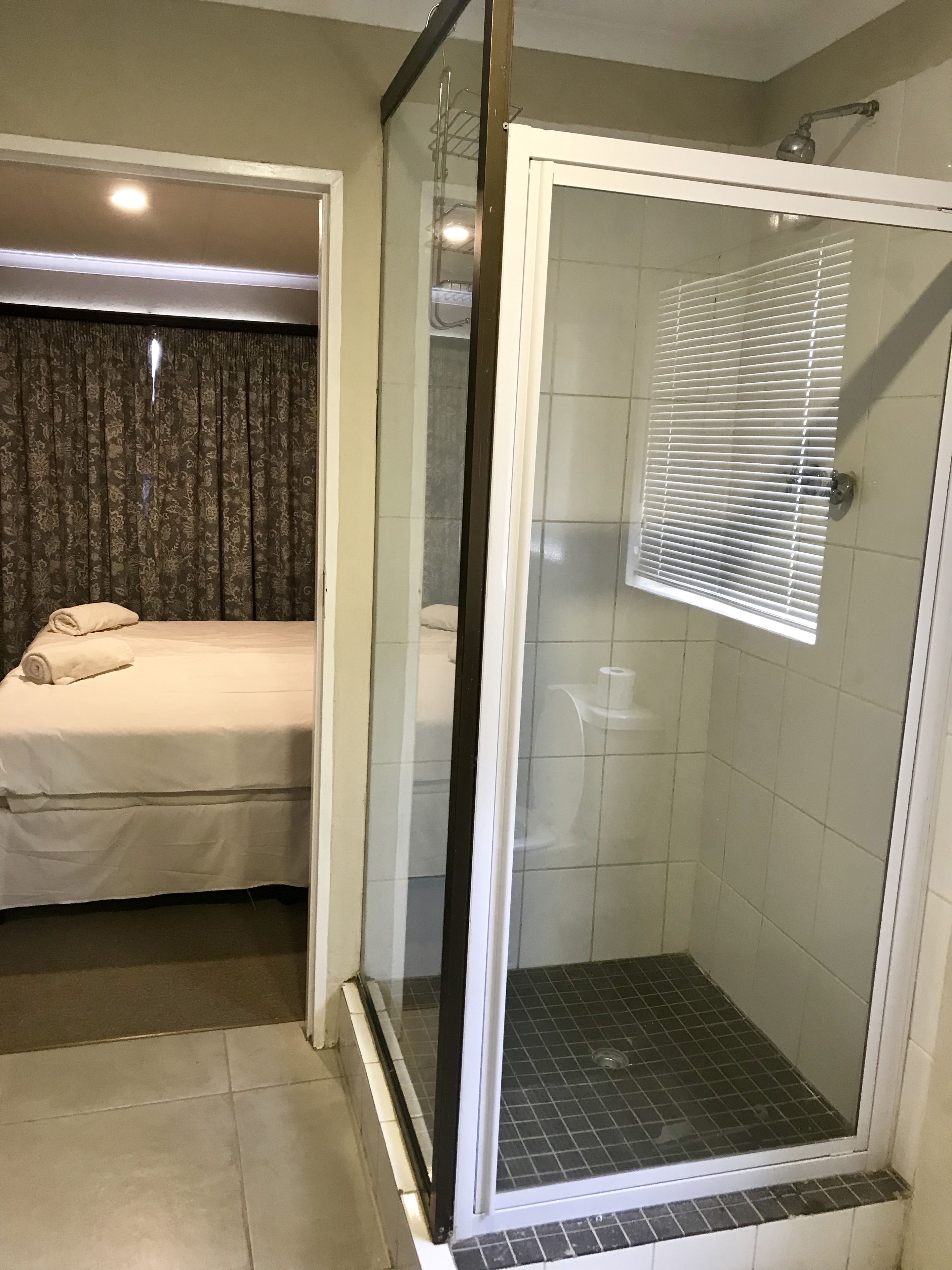 Comfort Chalet, Multiple Beds, Non Smoking | Bathroom shower