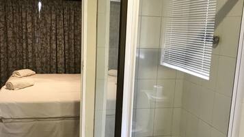 Comfort Chalet, Multiple Beds, Non Smoking | Bathroom shower