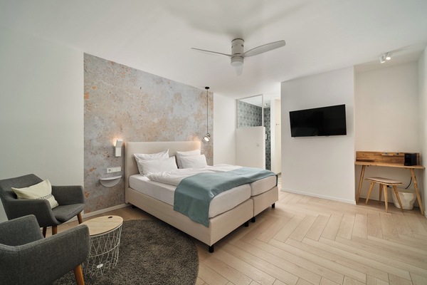 Double Room | Peti besi dalam bilik, katil bayi/kot (surcaj)