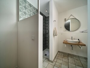 Dobbeltværelse | Badeværelse | Bruser, gratis toiletartikler, hårtørrer, håndklæder