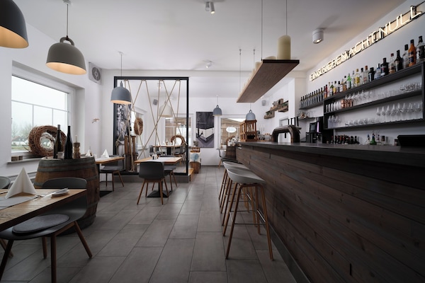 Middag serveres, lokale og internasjonale retter