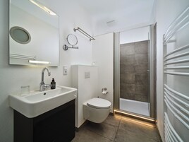 Double Room | Bathroom | Shower, free toiletries, hair dryer, towels