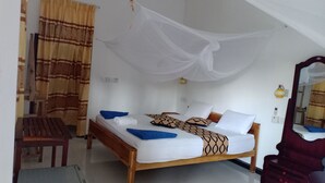 Un dormitorio con cama de madera, ropa de cama blanca y dosel.