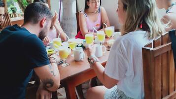 Frühstück, Mittagessen, Abendessen, lokale und internationale Küche