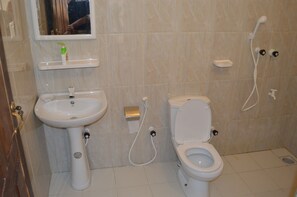Chuveiro, ducha de hidromassagem, produtos de toalete grátis, chinelos