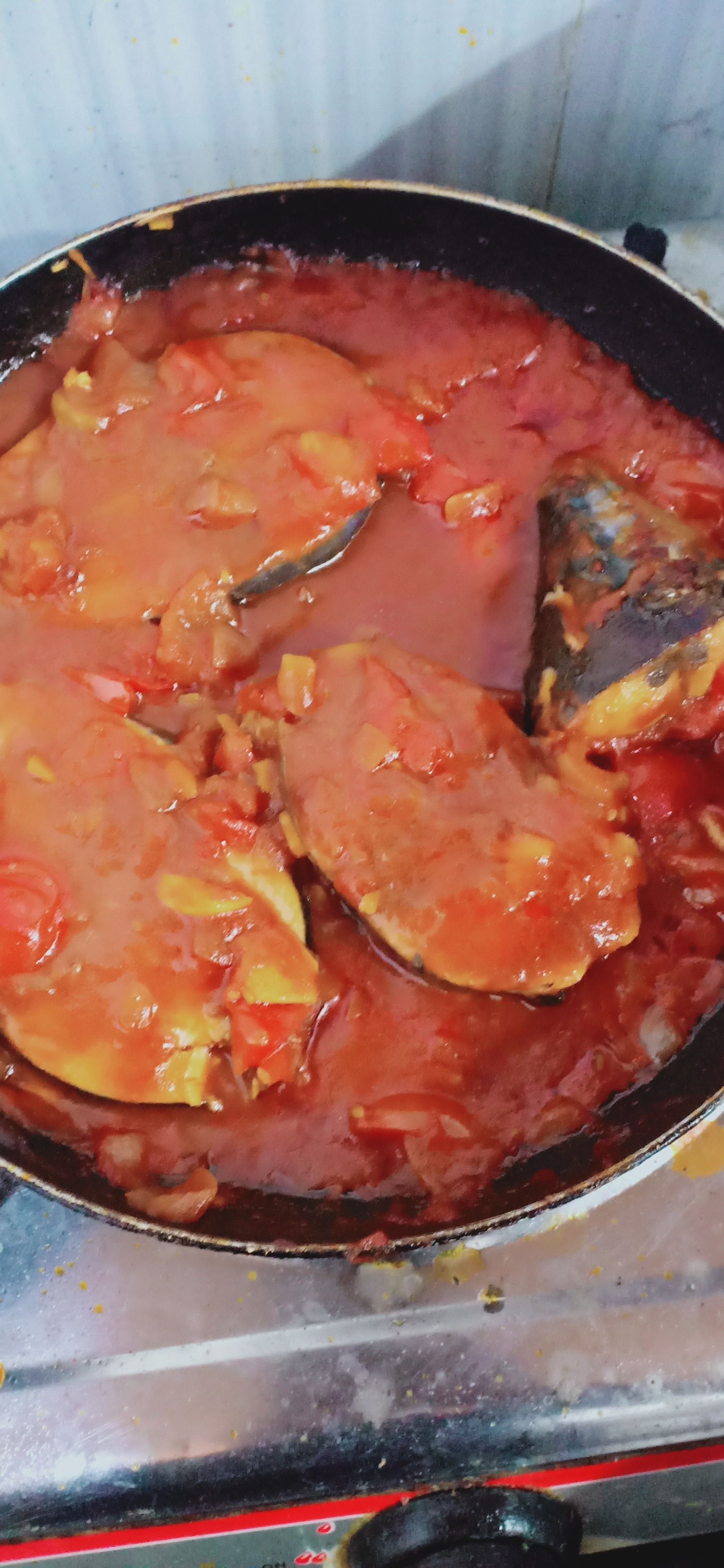 Un guiso con trozos de carne y verduras hirviendo en una estufa.