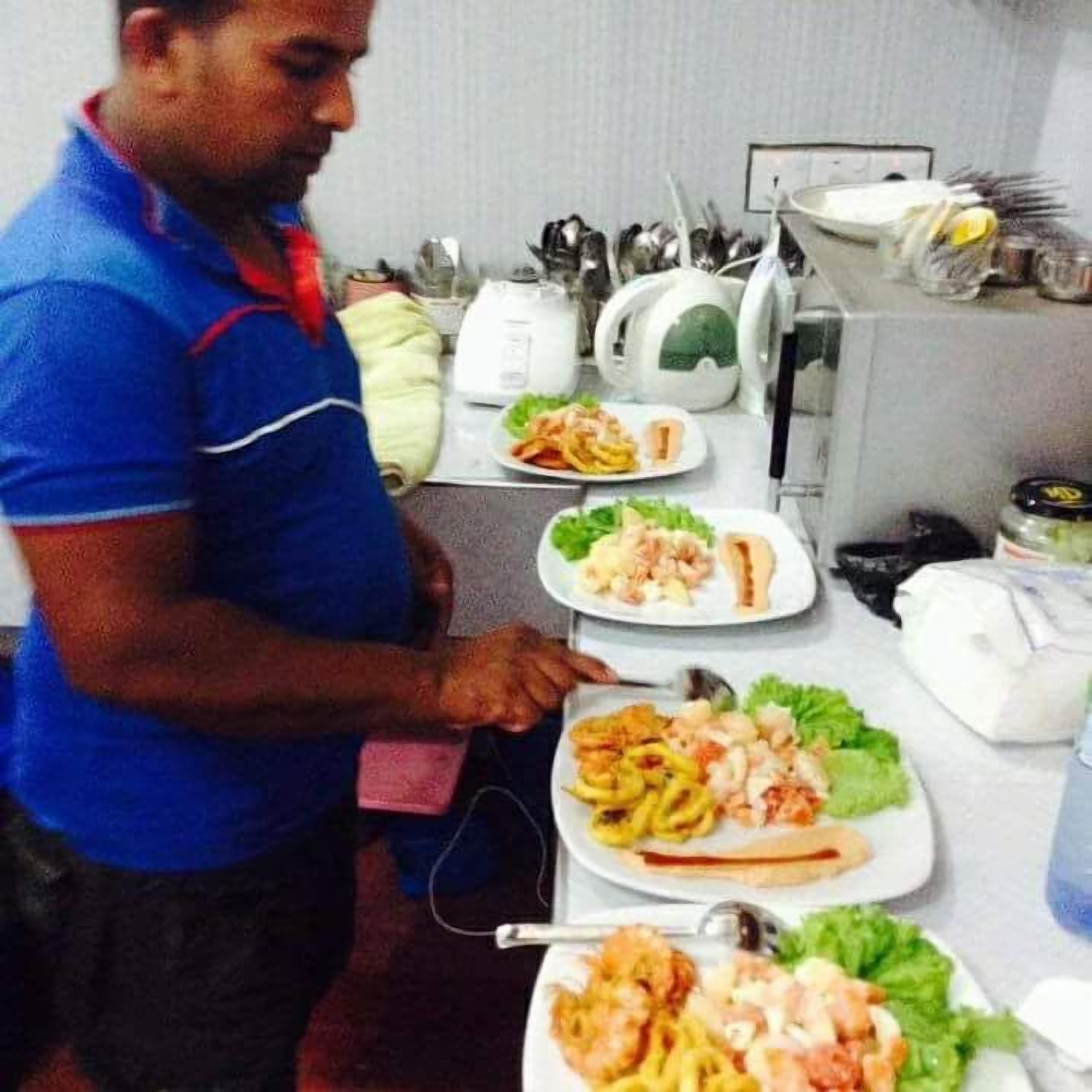 Se sirven desayunos, almuerzos, cenas y cocina local e internacional 