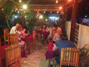 Breakfast, lunch and dinner served - SURF AND SAND Hotel - Arugam Bay (Arugam Bay)