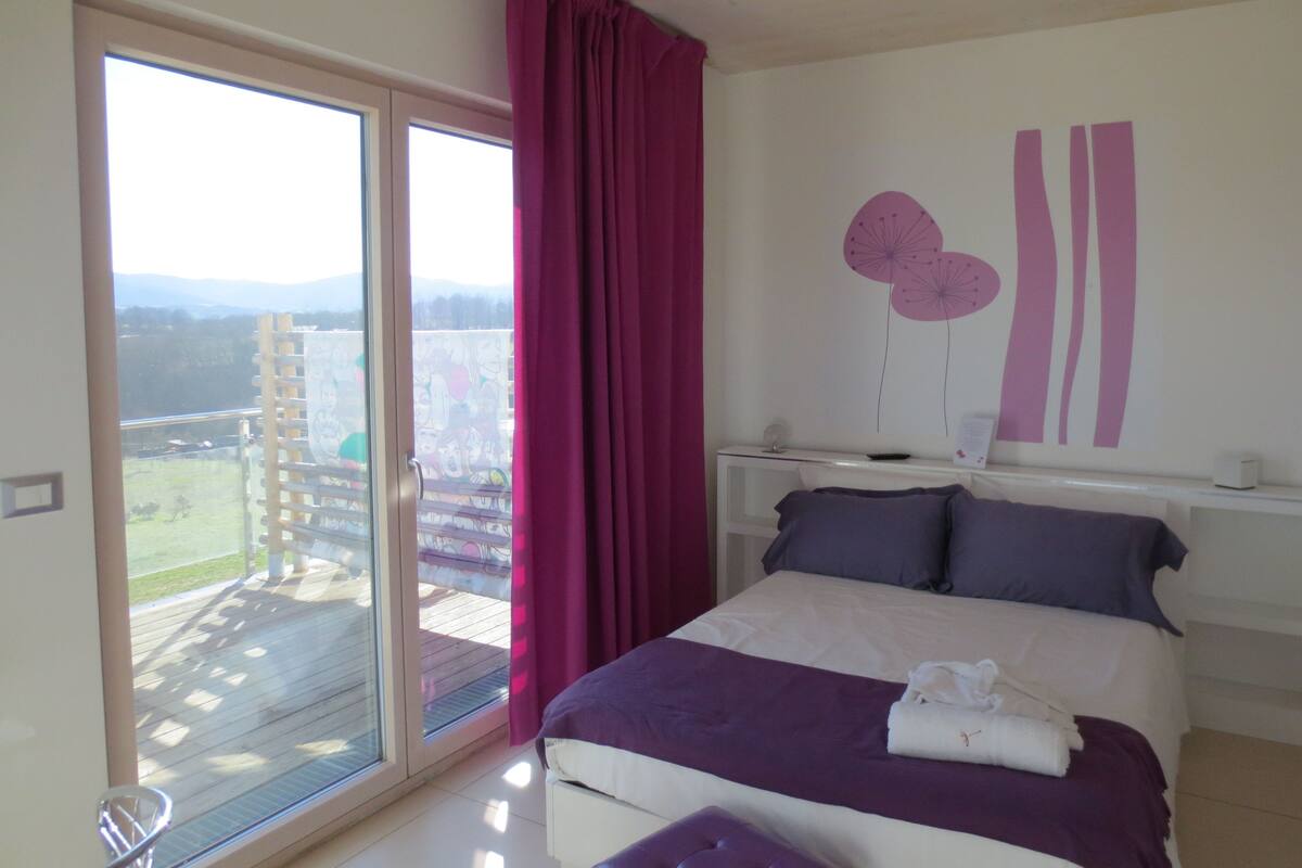 Berços grátis, Wi-Fi de cortesia, roupa de cama