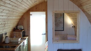 Interior acogedor de una cabaña con cocina, comedor y sala de estar.