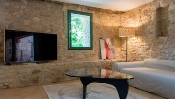 Phòng Suite Deluxe, 1 giường cỡ king, quang cảnh vườn nho | Khu phòng khách | Smart TV, Netflix, các kênh phim phải trả tiền