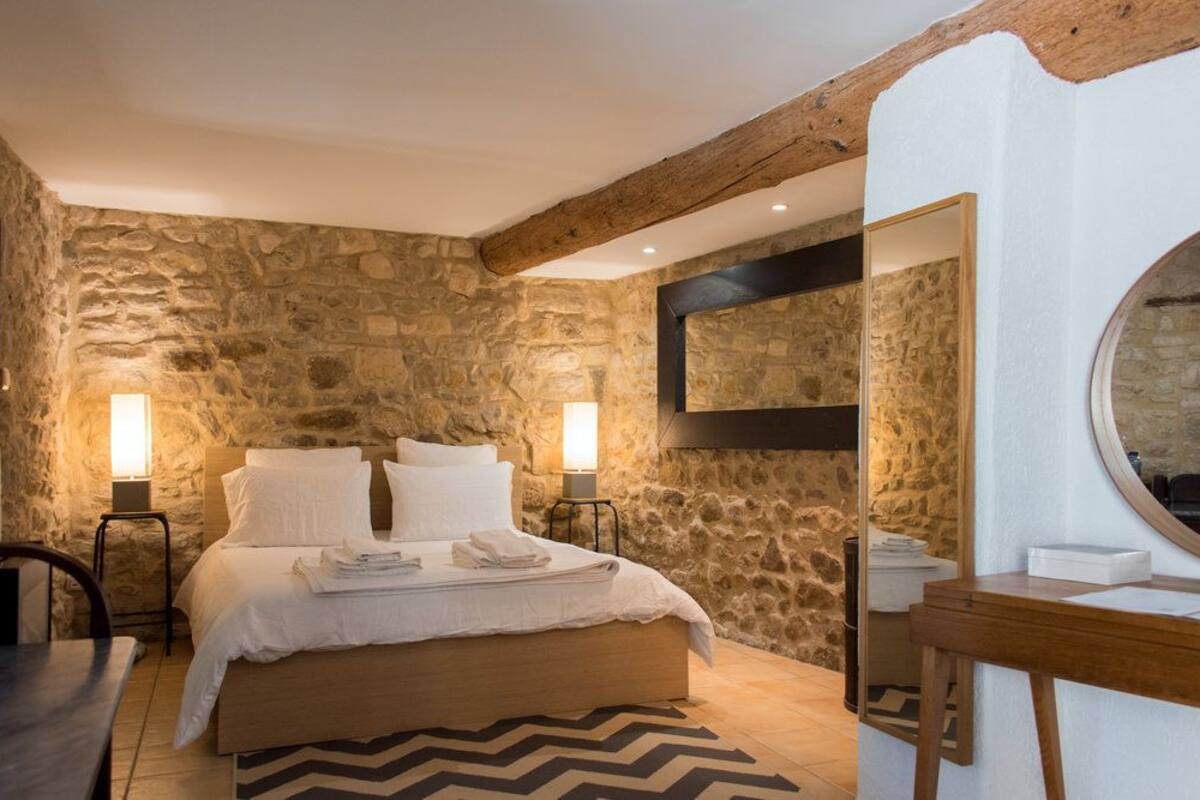 Familie suite | Luxe beddengoed, donsdekens, een bureau, geluiddichte muren