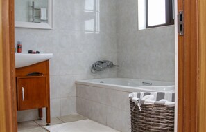 Exclusive-Doppel- oder -Zweibettzimmer, 2 Schlafzimmer | Badezimmer | Badewanne und Dusche (separat), Komfortbadewanne, Regendusche
