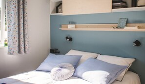 Individually decorated, individually furnished, blackout drapes - Camping La Pinède (Grimaud)