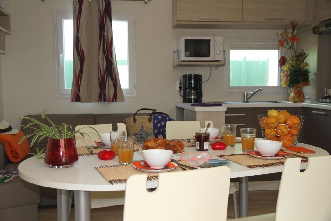 Mobil Karavan Premium, 3 kamar tidur | Dapur kecil pribadi | Lemari es, microwave, oven, dan kompor