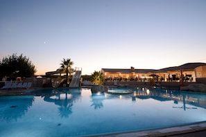 Outdoor pool, a heated pool, open 10:00 AM to 7:00 PM, pool umbrellas - Camping La Pinède (Grimaud)