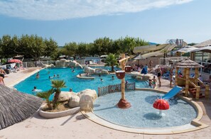Outdoor pool, a heated pool, open 10:00 AM to 7:00 PM, pool umbrellas - Camping La Pinède (Grimaud)