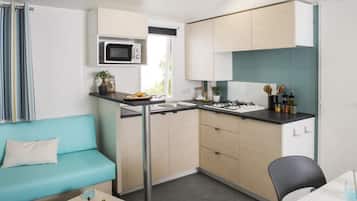 Premium Mobile Home, 3 Bedrooms | Private kitchen | Fridge, microwave, oven, stovetop