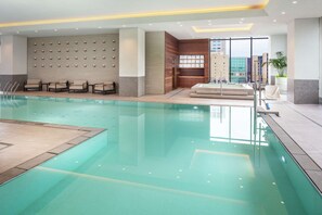 室內游泳池，開放時間為 05:00 至 22:00，提供日光浴躺椅