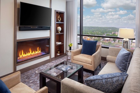 Presidential-Suite, Mehrere Betten | Wohnbereich | 55-Zoll-LCD-Fernseher mit Satellitenempfang, Fernseher. Hilton Rochester Mayo Clinic Area