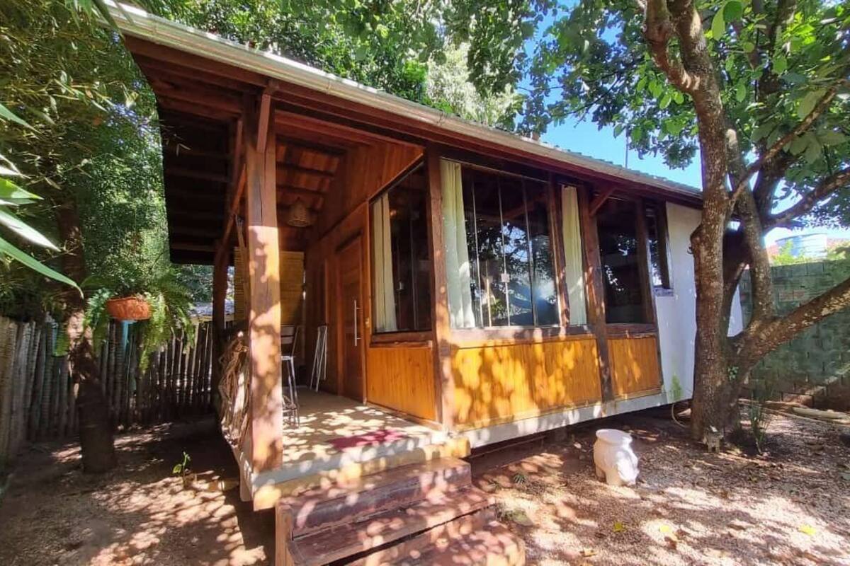 Una casa de madera con ventanas amplias y un porche.