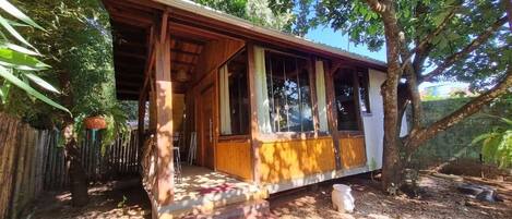 Una casa di legno con ampie finestre e un portico.