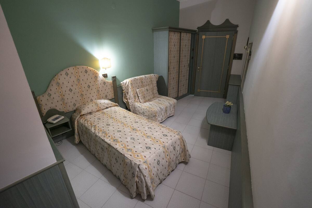 single room | desk, free wifi, bed sheets