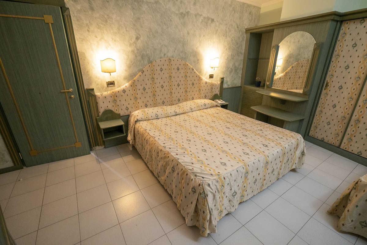 double or twin room | desk, free wifi, bed sheets