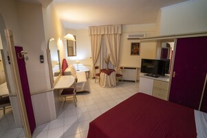 双人房或双床房 | 起居区 | 平板电视