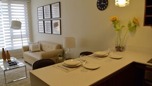 Premium-Apartment, 1 Queen-Bett und Schlafsofa, eigenes Bad | Wohnbereich | Flachbildfernseher