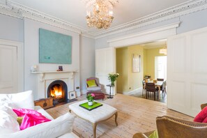 Resortwoning, meerdere bedden, niet-roken | Woonkamer | Een flatscreentelevisie