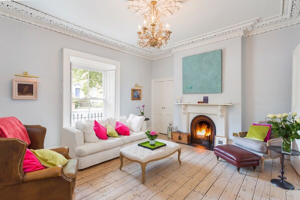 Resortwoning, meerdere bedden, niet-roken | Woonkamer | Een flatscreentelevisie