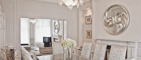 Stadtwohnung, 3 Schlafzimmer | Essbereich im Zimmer