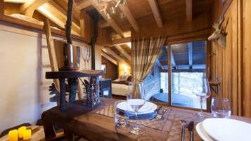Tree House (Mont-blanc) | In-room dining