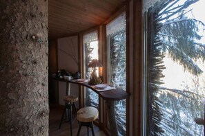 Tree House (Nid) | In-room dining - Cabane Entre Terre et Ciel (Saint-Nicolas-la-Chapelle)