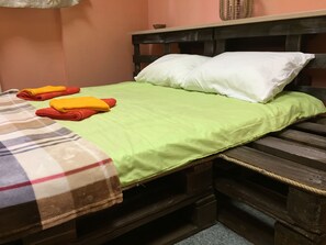 Habitación doble estándar | Tabla de planchar con plancha, cunas, wifi gratis y ropa de cama 