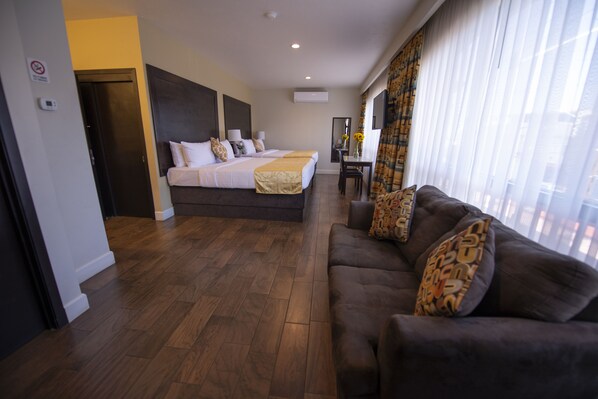 Suite estudio familiar | Caja de seguridad en la habitación y decoración personalizada 