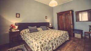 Double Room, Ensuite (Blue) | Rollaway beds (surcharge), WiFi (free), bed sheets - Agriturismo I Suri (Asti)