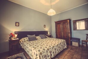 Chambre double, salle de bain attenante (Blue) | Lit dâappoint (supplĂ©ment), accĂšs au Wi-Fi (inclus), literie fournie