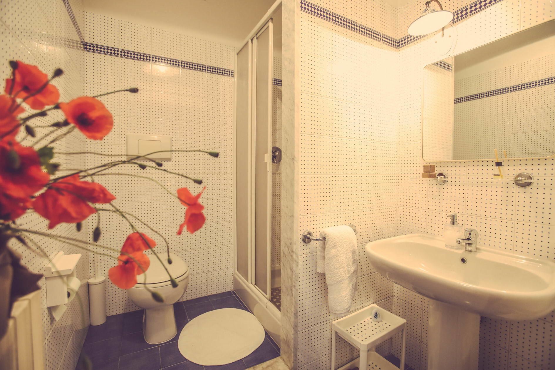 Double Room, Ensuite (Blue) | Bathroom | Shower, bidet, towels