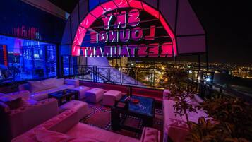 2 bares, bar junto a la piscina