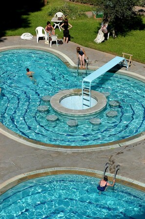 Udendørs pool, parasoller, liggestole