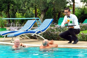 Piscina externa, guarda-sóis, espreguiçadeiras