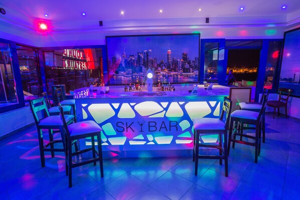2 bares/lounges, bar ao lado da piscina