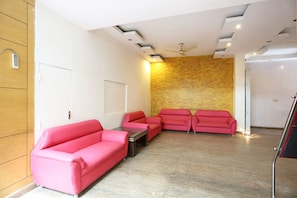 Living area - OYO Rooms Main Bazar Paharganj (New Delhi)