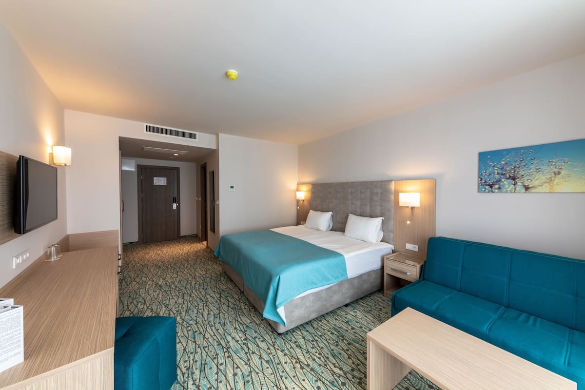 高档床上用品、迷你吧、客房内保险箱、办公桌