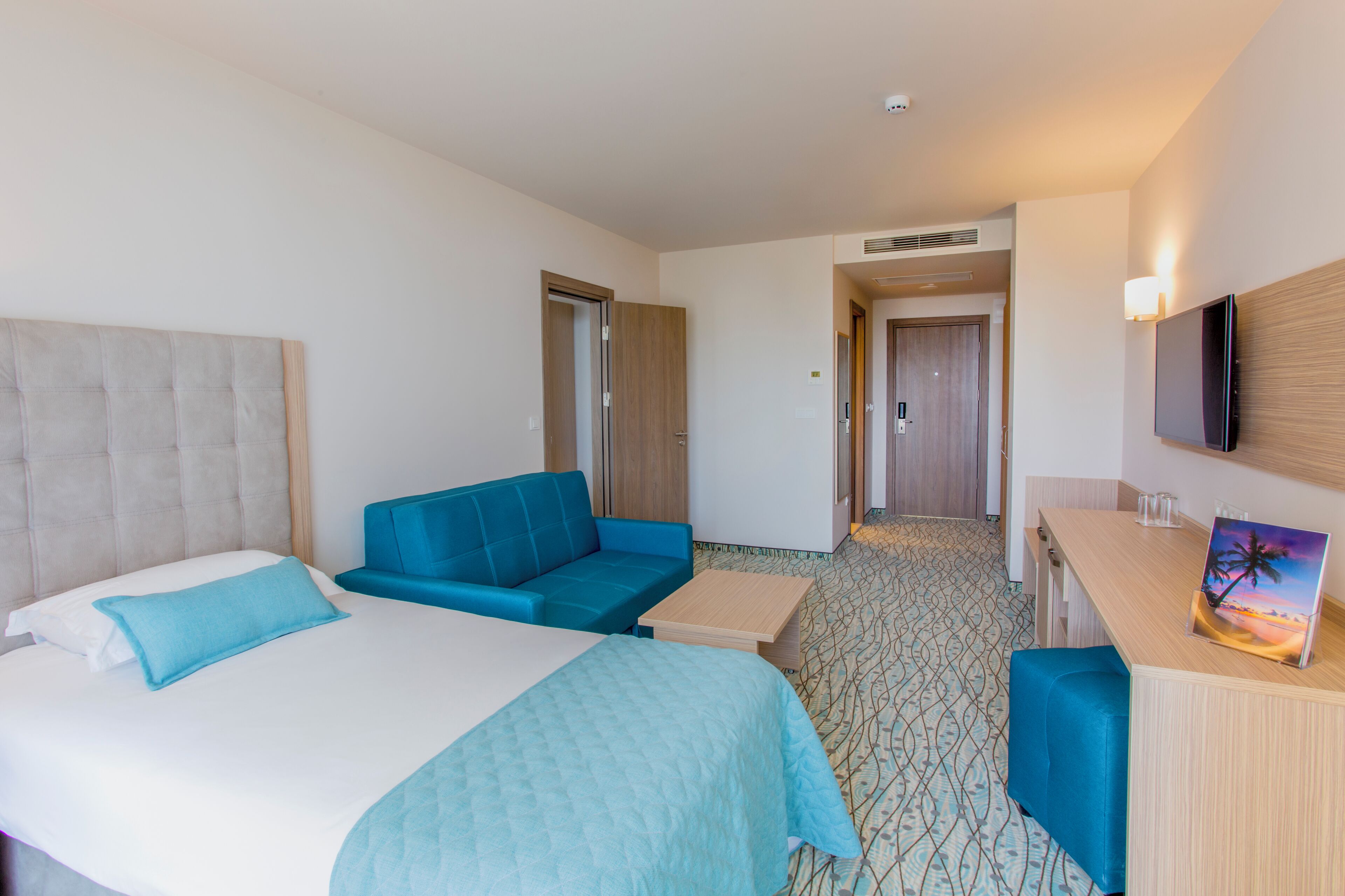 高档床上用品、迷你吧、客房内保险箱、办公桌