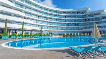 Piscina externa sazonal, guarda-sóis, espreguiçadeiras